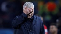 Meski dominan, MU hampir saja kebobolan di medio babak kedua. Untunglah David de Gea melakukan penyelamatan ciamik nan krusial, untuk menghalau tendangan Ulisseas Garcia yang berbelok setelah membentur pemain di kotak penalti. Foto: Reuters