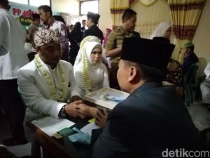 Bertemu di Terminal, Pasangan Driver Online Ini Ikut Nikah Massal