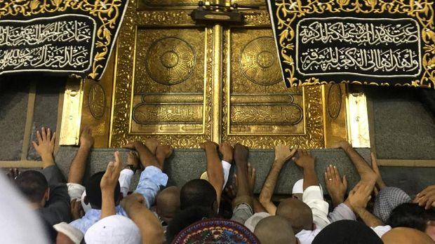 Many worshipers hold the wall at the foot of the door of the Kaaba in the Great Mosque of Makkah.  BETWEEN PHOTOS/Ismar Patrizki