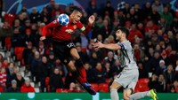 MU sebenarnya mampu membuat 21 tembakan tapi hanya empat yang mengarah gawang. Dalam penguasaan bola, tim asuhan Jose Mourinho ini juga unggul jauh 66:34 persen. Phil Noble/Reuters.