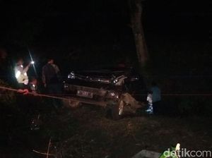 Kabur Usai Tabrak Lari, MPV Terjun ke Sungai