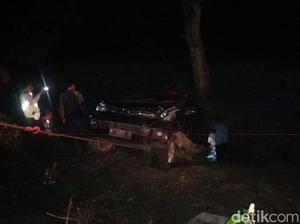 Kabur Usai Tabrak Lari, MPV Terjun ke Sungai Kabur Usai Tabrak Lari, MPV Terjun ke Sungai