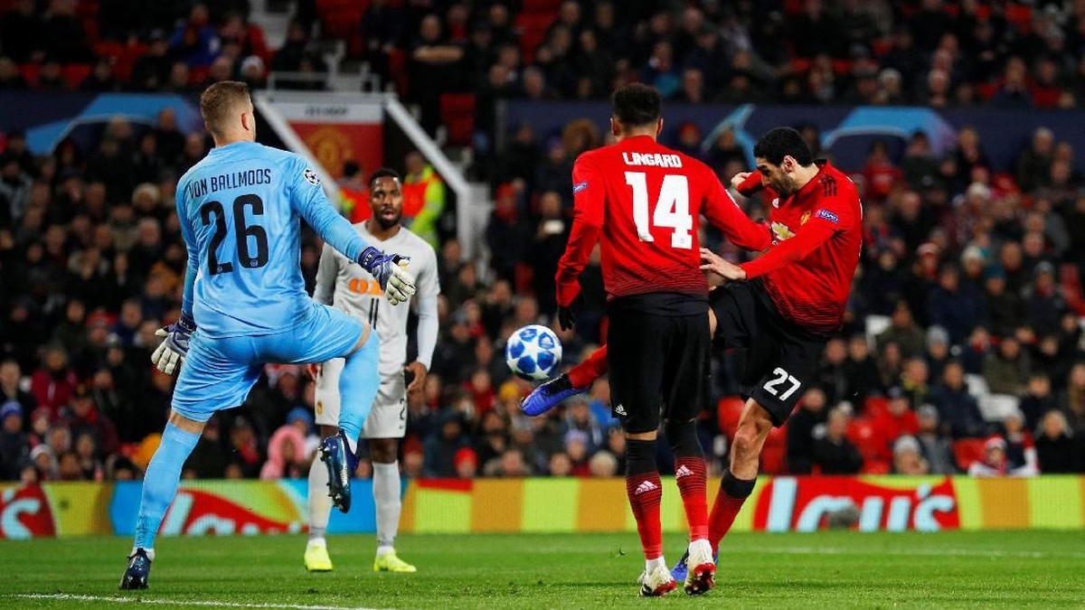 Marouane Fellaini membantah golnya ke gawang Young Boys, handball. Foto: Phil Noble/Reuters