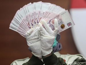 KPK Tunjukkan Barang Bukti OTT PN Jaksel