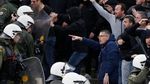 Brutal, Bentrok Suporter AEK Athens Vs Fans Ajax