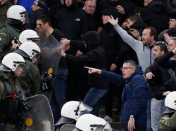 Belum diketahui apa tindakan UEFA selanjutnya setelah insiden ini. Yang pasti kedua tim terancam sanksi dari UEFA. (Costas Baltas/RUETERS)