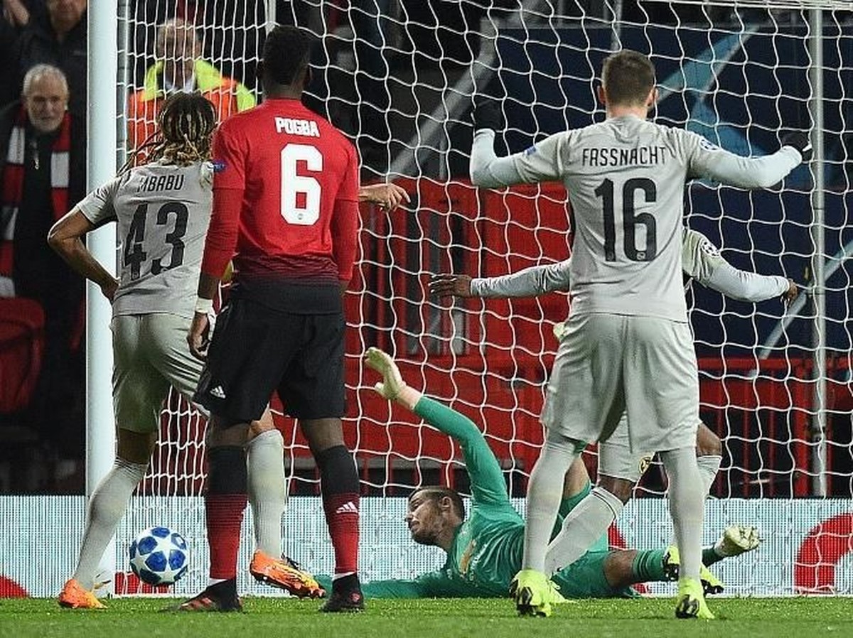 David de Gea melakukan penyelamatan impresif untuk menggagalkan MU dari kebobolan saat menghadapi Young Boys. (Foto: Oli Scarff/ AFP Photo)