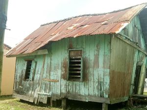 Nyaris Roboh, Ini Cerita Janji Manis Bedah Rumah Sumiyadi