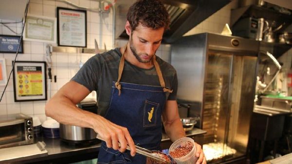 Dinobatkan Sebagai Chef Terseksi di Dunia, Ini Gaya Franco Noriega Saat Masak