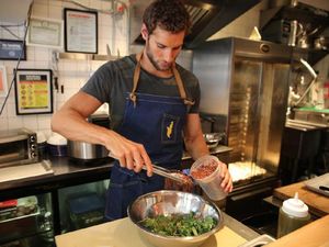 Dinobatkan Sebagai Chef Terseksi di Dunia, Ini Gaya Franco Noriega Saat Masak