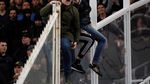Brutal, Bentrok Suporter AEK Athens Vs Fans Ajax