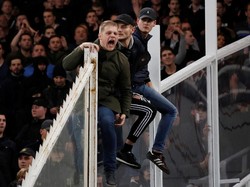 Ada rumor menyebut bahwa penyerangan yang dilakukan suporter AEK ini karena tindakan pembakaran sebuah kafe dekat stadion oleh fans Ajax sebelum pertandingan. (Costas Baltas/RUETERS)