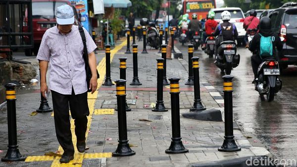 Potret Bollard yang Terpasang di Trotoar Jakarta
