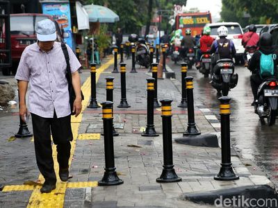 Potret Bollard yang Terpasang di Trotoar Jakarta