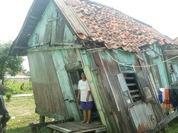 Potret Miris Sekeluarga di Palembang Tinggali Rumah Nyaris Roboh