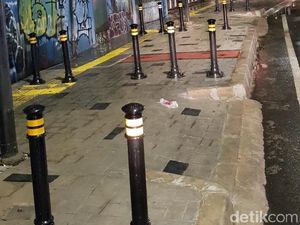 Banyak Tiang Kecil di Trotoar DKI, buat Apa? Banyak Tiang Kecil di Trotoar DKI, buat Apa?