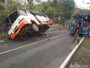 Bus Sarat Penumpang Terguling di Jalur Trenggalek-Pacitan, 4 Luka