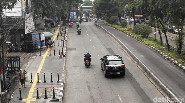 Begini Penampakan Tiang Bollard di Trotoar Warung Buncit