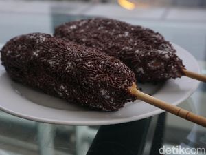 Vame Kitchen: Empuk Wangi! Donat Paha Ayam dan Roti Isi Lelehan Cokelat