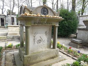 Makam Dari Abad 19 Ini Dipenuhi Kentang yang Ditinggalkan Pengunjung Makam Dari Abad 19 Ini Dipenuhi Kentang yang Ditinggalkan Pengunjung