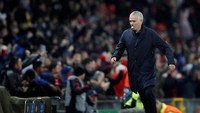 Usai gol tercipta, manajer asal Portugal itu langsung menuju rak botol minum yang berada di dekatnya. (Reuters/Carl Recine)