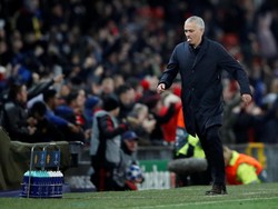 Usai gol tercipta, manajer asal Portugal itu langsung menuju rak botol minum yang berada di dekatnya. (Reuters/Carl Recine)