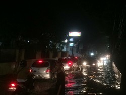 Banjir di Jalan Swadarma Raya Surut, Lalu Lintas Kembali Normal