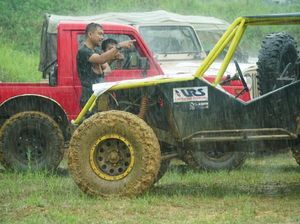 Belasan Komunitas Mobil Ramai-ramai Main Tanah di Sentul