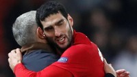 Di akhir pertandingan, Mourinho memberi pelukan hangan kepada Fellaini, si pahlawan MU. Foto: Reuters