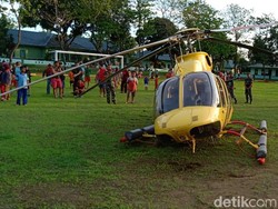 Video Helikopter Mendarat Darurat di Lapangan Bola TNI