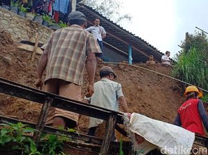 Hujan 10 Jam Lebih, 2 Titik di Magetan Longsor