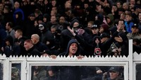 )Suporter AEK memang dikenal sebagai salah satu kelompok yang fanatik di Yunani selain suporter Panathinaikos dan Olympiakos. (Costas Baltas/RUETERS