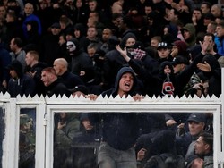 )Suporter AEK memang dikenal sebagai salah satu kelompok yang fanatik di Yunani selain suporter Panathinaikos dan Olympiakos. (Costas Baltas/RUETERS