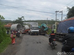 Ada Truk Trailer Melintang, Arus Lalin Tegal-Purwokerto Tersendat
