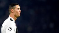 Ronaldo mengoleksi 19 kartu kuning dan satu kartu merah. Kartu merahnya didapati kala berseragam Juventus di tahun 2018 saat menjalani momen debut bersama si Nyonya Tua di Liga Champions kontra Valencia (Reuters)