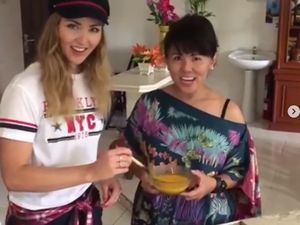 Laris Manis, Mama Ahok Bikin Kue Dibantu Bule Cantik