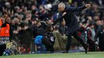 Ekspresi Mourinho Lawan Young Boys: Usap Jidat, Teriak, Banting Botol