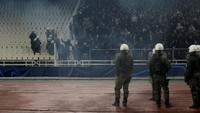 Duel belum dimulai, namun situasi di stadion sudah memanas ketika ada bentrokan antara suporter Ajax dengan suporter AEK Athens. (Costas Baltas/RUETERS)