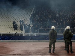 Duel belum dimulai, namun situasi di stadion sudah memanas ketika ada bentrokan antara suporter Ajax dengan suporter AEK Athens. (Costas Baltas/RUETERS)