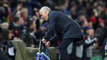 Detik-detik Jose Mourinho Banting Rak Botol Minum