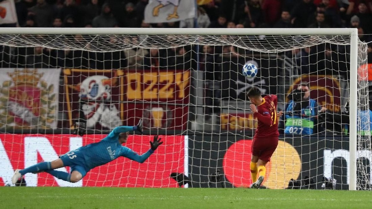 Cengiz Under membuang peluang mata di muka gawang saat AS Roma dikalahkan Real Madrid di Liga Champions (REUTERS/Tony Gentile)