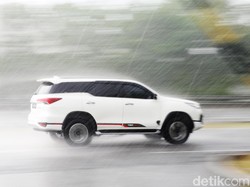 Jangan Asal Nyalakan Lampu Hazard Saat Hujan