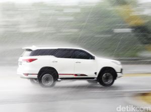 Mobil Habis Kehujanan, Wajib Langsung Dicuci? Mobil Habis Kehujanan, Wajib Langsung Dicuci?
