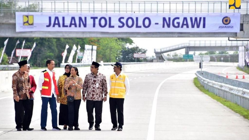 Senangnya Jokowi Resmikan Tol Sragen-Ngawi Senangnya Jokowi Resmikan Tol Sragen-Ngawi