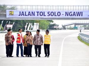 Senangnya Jokowi Resmikan Tol Sragen-Ngawi Senangnya Jokowi Resmikan Tol Sragen-Ngawi
