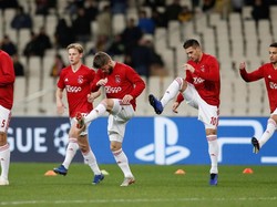 Para pemain Ajax Amsterdam melakukan pemanasan sebelum duel Grup E di OAKA Spiros Louis Stadium, Rabu (28/11/2018) dini hari WIB. (Costas Baltas/RUETERS)