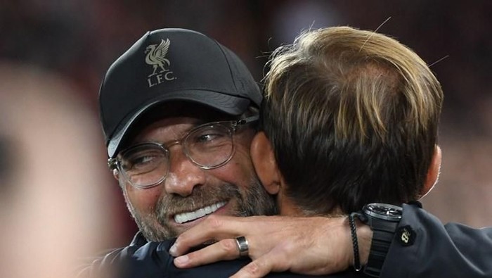 Liverpools German manager Jurgen Klopp (L) greets Paris Saint-Germains German coach Thomas Tuchel before the UEFA Champions League group C football match between Liverpool and Paris Saint-Germain at Anfield in Liverpool, north west England on September 18, 2018. (Photo by Paul ELLIS / AFP)
