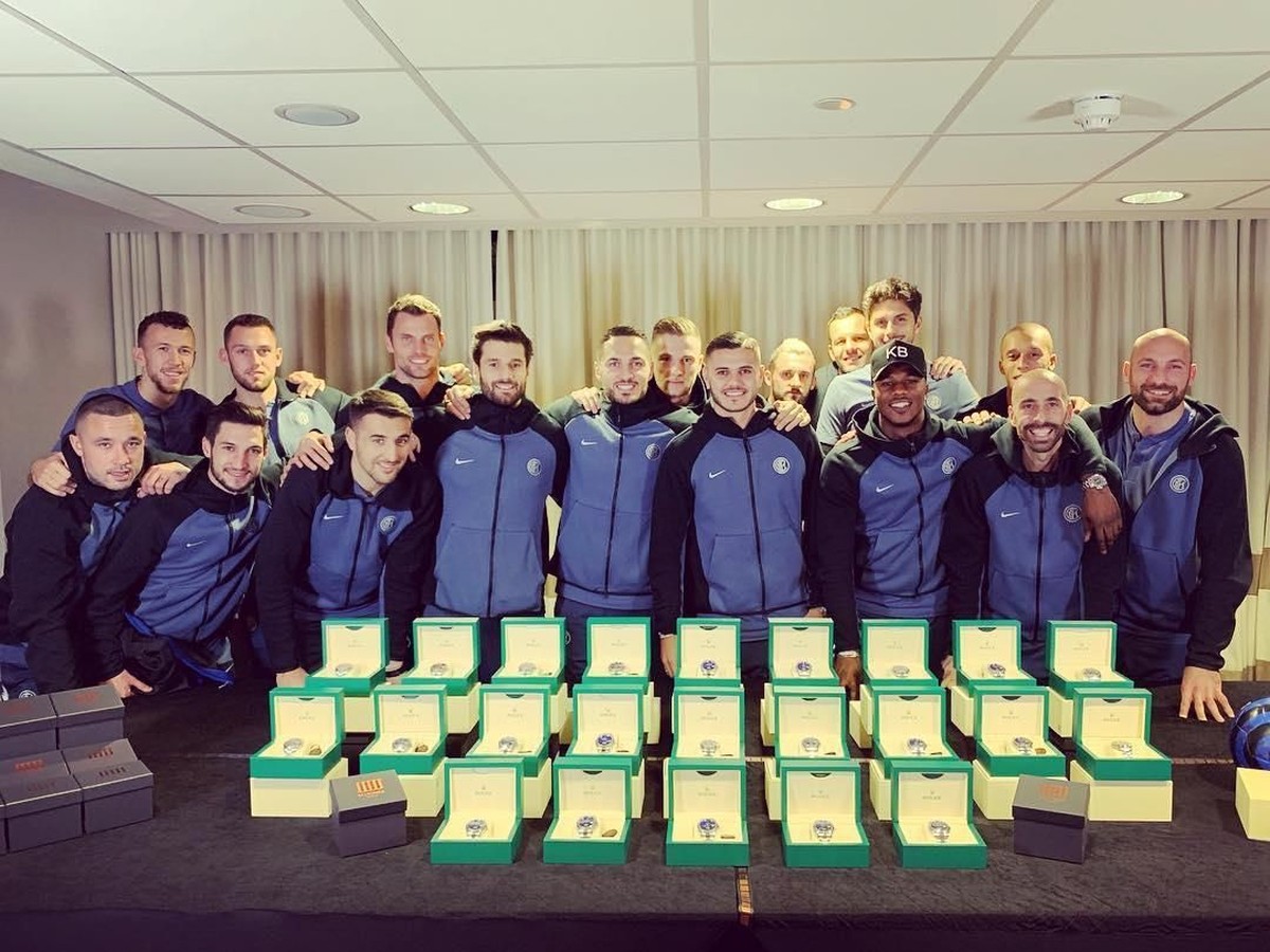Mauro icardi bagi-bagi jam ke pemain Inter Milan (Instagram @mauroicardi)