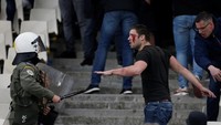 Pihak panitia pun lantas mengirimkan polisi anti huru-hara ke tempat kejadian. Polisi anti huru hara kemudian berusaha memisahkan dua kelompok pendukung itu agar insiden itu tidak meluas. (Costas Baltas/RUETERS)