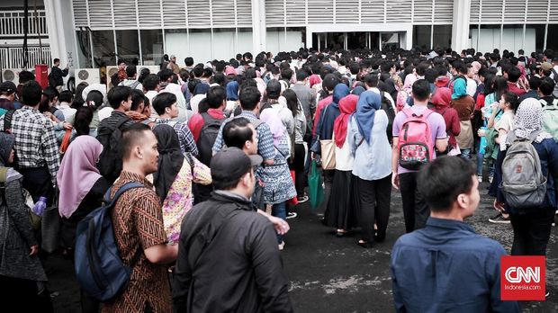 Antrian para pencari lowongan kerja memadati Stadion Gelora Bung Karno (GBK) untuk mengikuti Job Fair BUMN Career Oppurtunity (BCO). Rabu, 28 November 2018. Job Fair bertajuk Jakarta spektakuler 
